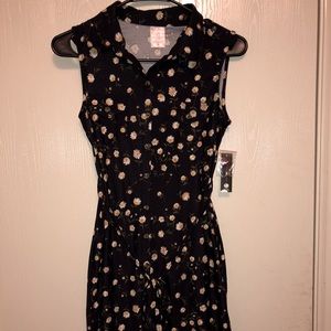 NWT Sleeveless Daisy Print Shirt dress 🌼